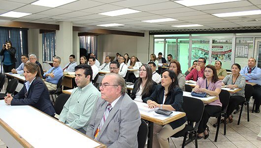 SE IMPARTIO LA CHARLA ABRIENDO EL CAMINO HACIA LA INTERNACIONALIZACION (2)