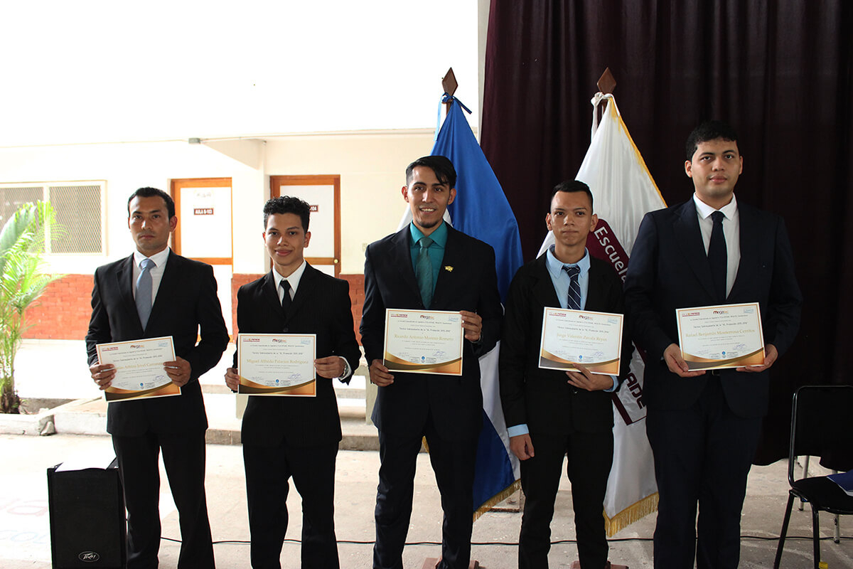 XL CEREMONIA DE GRADUACIÓN DE TÉCNICOS EN REGIONAL ZACATECOLUCA