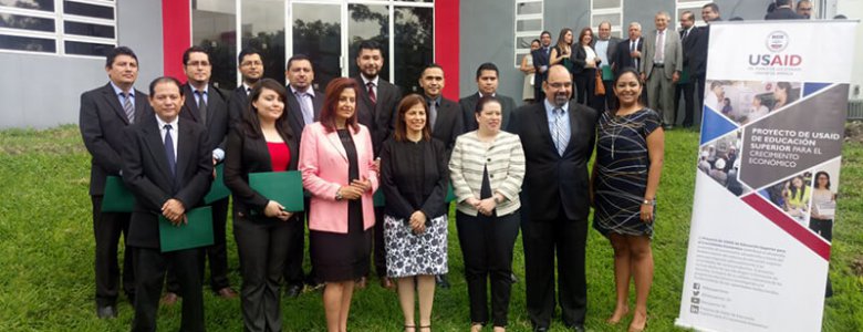 DOCENTES SE GRADUARON DEL POSGRADO EN PEDAGOGIA DEL SIGLO XXI