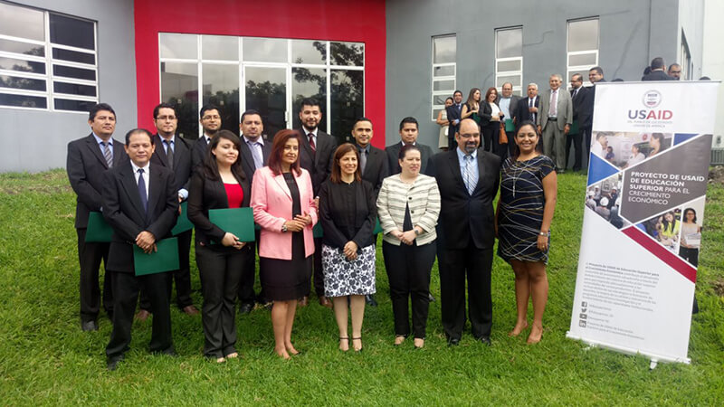 DOCENTES SE GRADUARON DEL POSGRADO EN PEDAGOGÍA DEL SIGLO XXI.