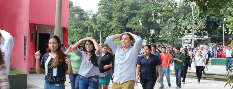 PARTICIPAMOS EN EL SIMULACRO NACIONAL DE TERREMOTO PARA PREVENIR VICTIMAS (5)