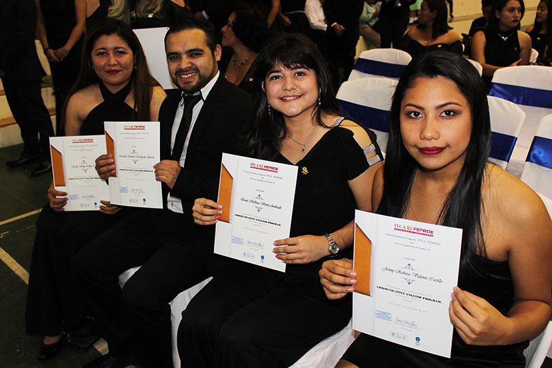 GRADUACIÓN DE LOS DIPLOMADOS DE INGLÉS Y FRANCÉS DEL CENTRO DE CAPACITACIÓN EN IDIOMAS