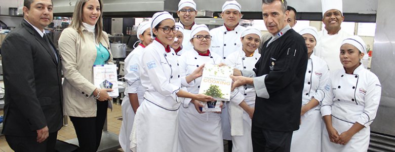 HOTEL INTERCONTINENTAL ENTREGo LIBROS DE CONCINA A ESCUELA DE ALIMENTOS (2)