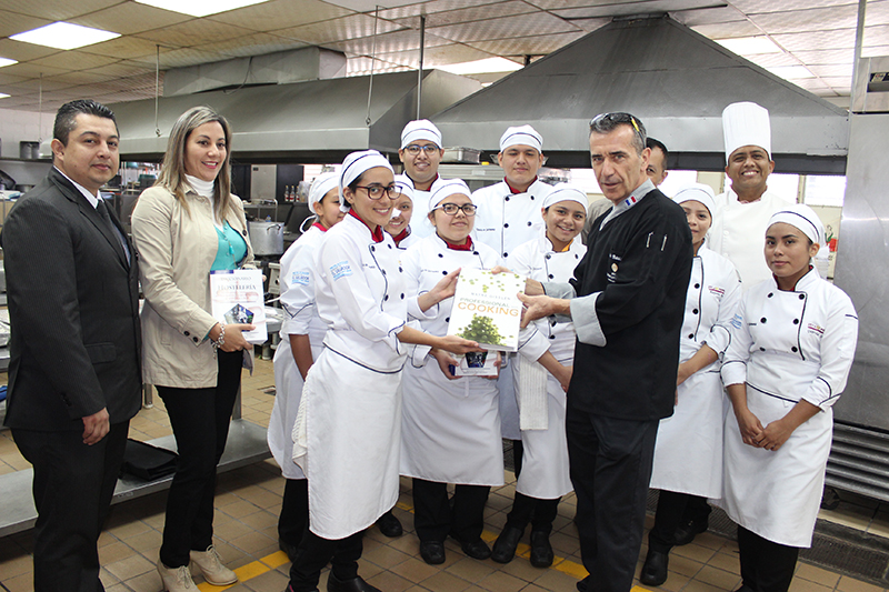 HOTEL INTERCONTINENTAL ENTREGÓ LIBROS DE CONCINA A ESCUELA DE ALIMENTOS