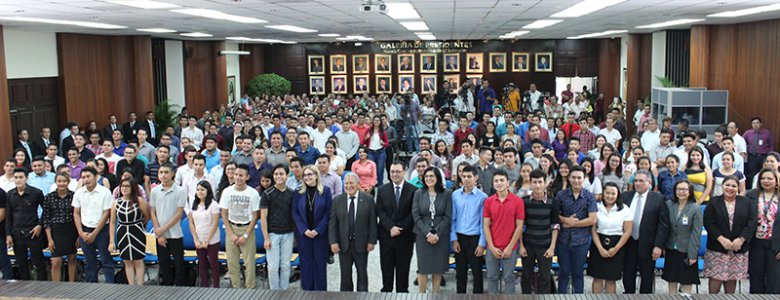 BANCO CENTRAL DE RESERVA ENTREGo 100 BECAS DE ESTUDIO (9)