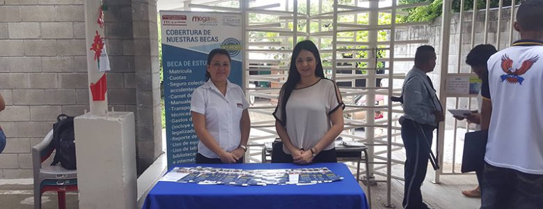 HICIMOS PROMOCIoN DE NUESTRAS CARRERAS EN LA 4 FERIA REGIONAL DE ROBoTICA EDUCATIVA -zacatecoluca (1)