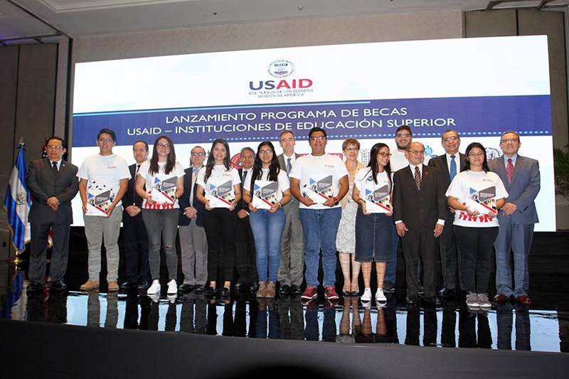 ¡MÁS OPORTUNIDADES PARA LA JUVENTUD SALVADOREÑA! USAID ENTREGÓ BECAS A ESTUDIANTES DE ITCA.