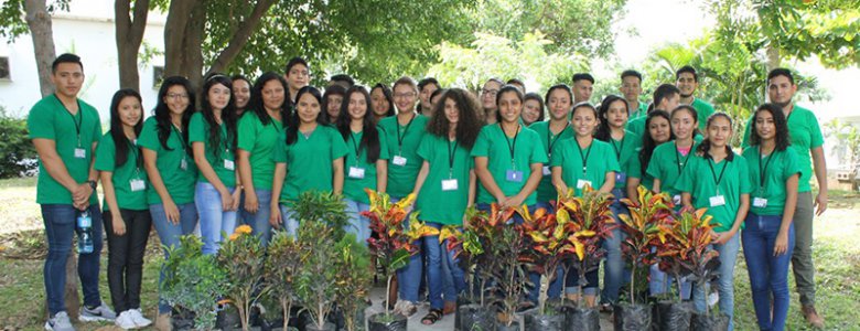 NOS DIMOS LA TAREA DE SEMBRAR PLANTAS PARA CELEBRAR EL DiA DEL MEDIO AMBIENTE la union (1)