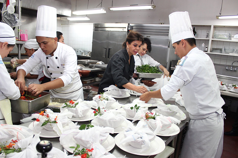 ALUMNOS Y DOCENTES DE LA ESCUELA DE ALIMENTOS APOYARON LA 11ª CENA DE GALA “LA MAGIA DE LOS CHEFS DE FUSATE”