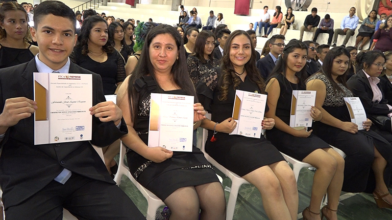 GRADUACIÓN DE DIPLOMADOS EN INGLÉS Y FRANCÉS