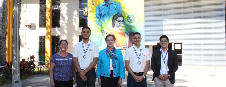 DOS ESTUDIANTES RECIBEN GALARDoN EN CLAUSURA ANADES 2018 (1)