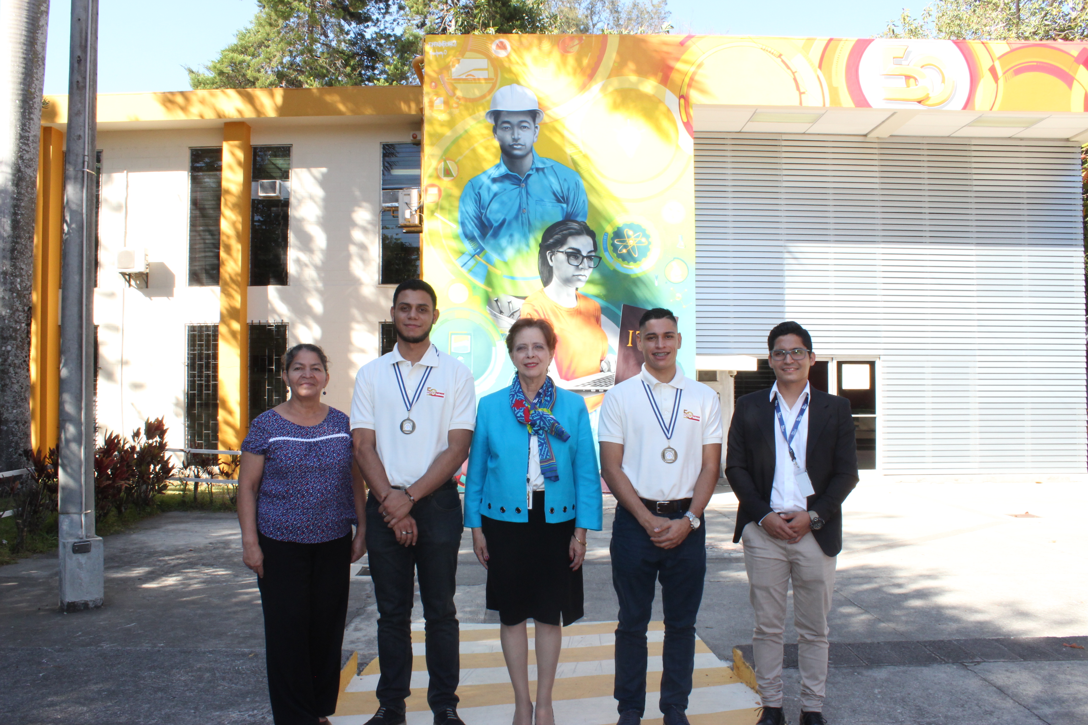 DOS ESTUDIANTES RECIBEN GALARDÓN EN CLAUSURA ANADES 2018