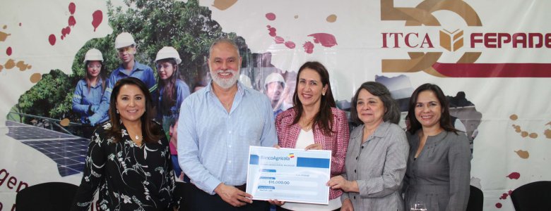 Banco Agricola entrega fondos para el Innova Lab de ITCA (10)