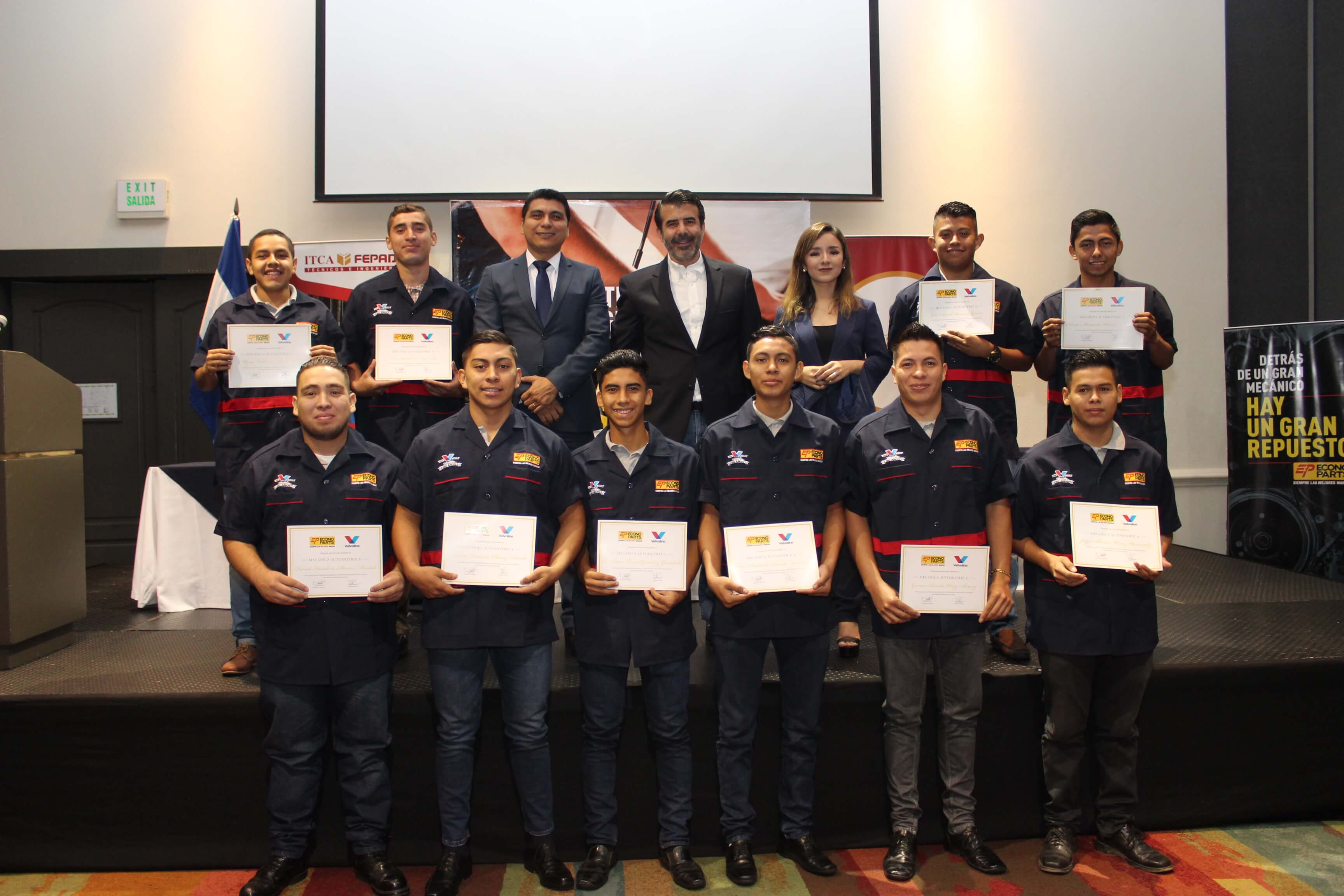 ECONOPARTS ENTREGÓ 10 BECAS A ESTUDIANTES DE SEGUNDO AÑO DEL TÉCNICO EN AUTOMOTRIZ.