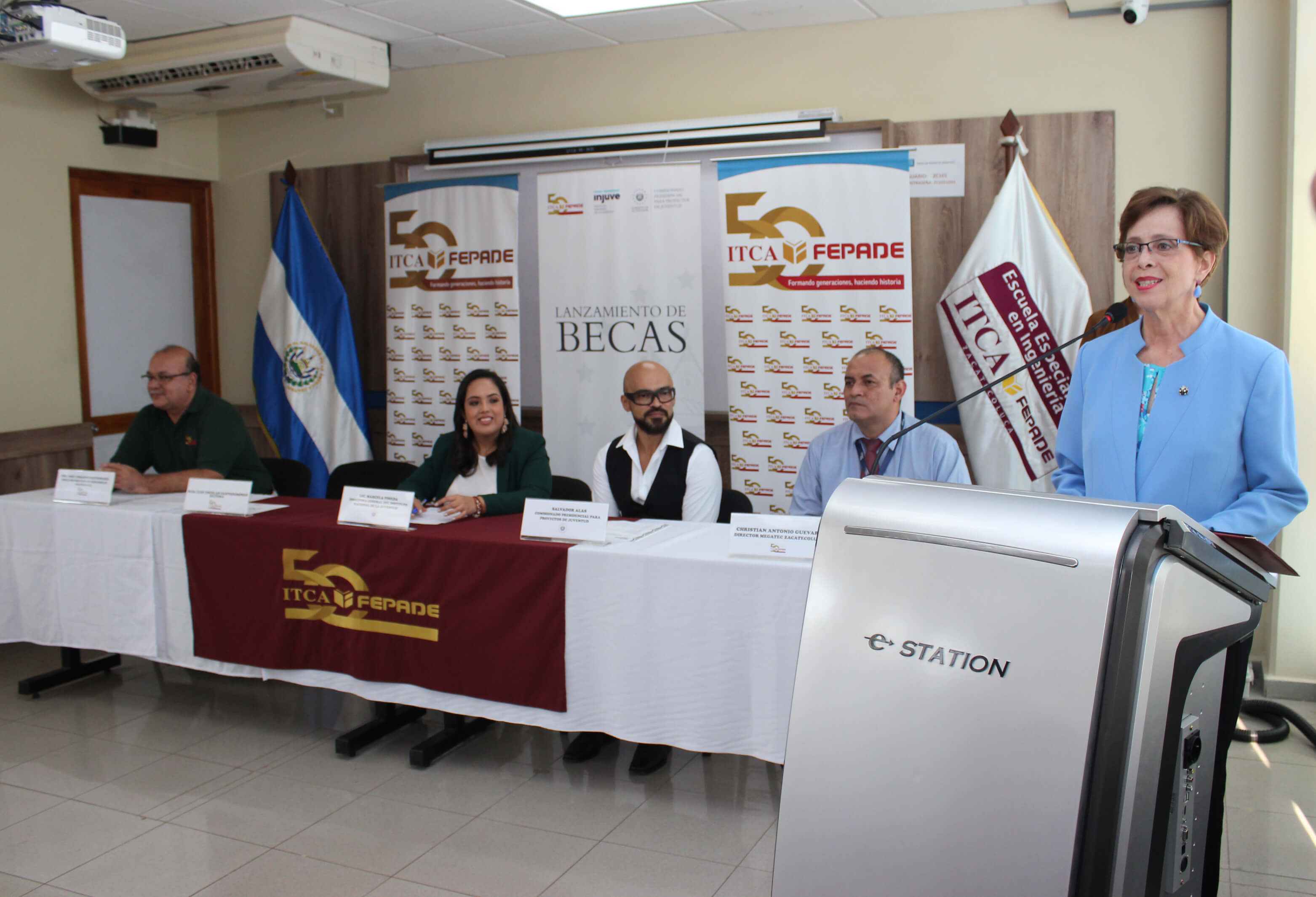 ENTREGA DE BECAS INJUVE A ESTUDIANTES DE ITCA ZACATECOLUCA