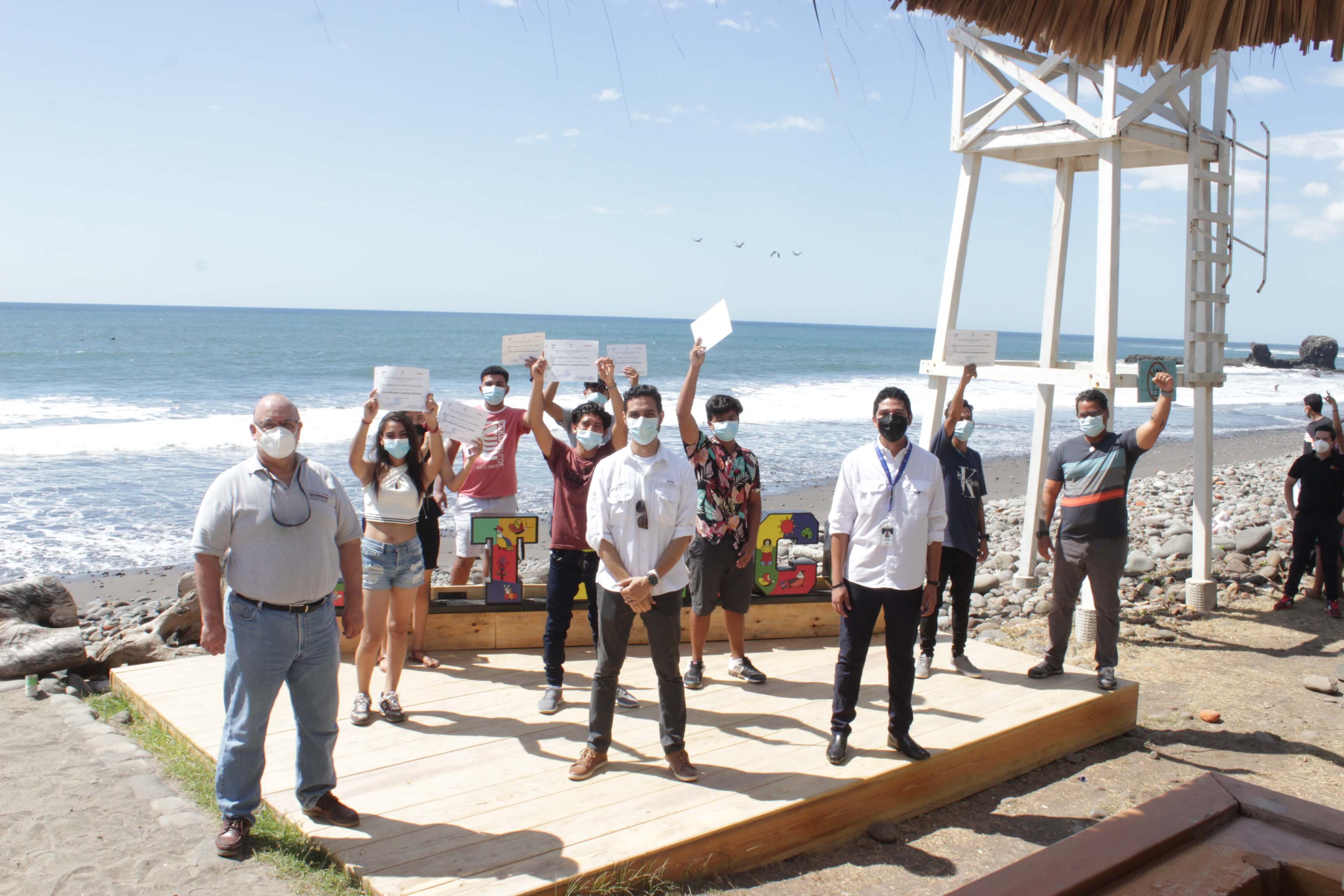 JÓVENES BECADOS EN EL MARCO DE SURF CITY SE GRADÚAN DE ITCA EN EL IDIOMA INGLÉS