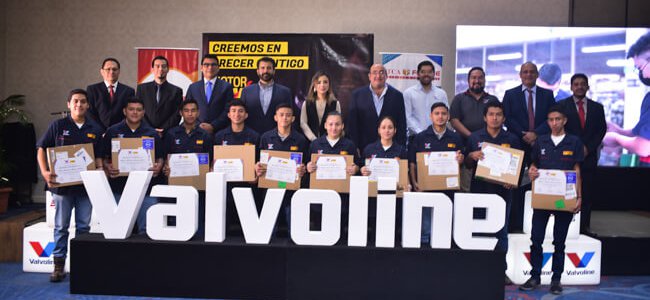 MOTOR HUMANO DE ECONOPARTS BENEFICIA CON BECAS A ESTUDIANTES (1)