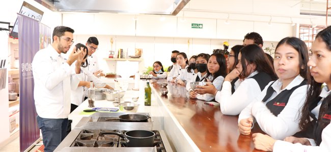 SAVOR BRANDS IMPARTIo CHARLAS SOBRE EL USO DEL CAFe A ESTUDIANTES DE GASTRONOMiA DE ITCA (1)