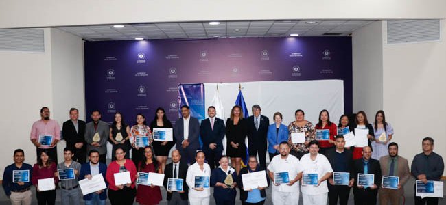 DOCENTES INVESTIGADORES DE ITCA SANTA ANA GANARON 3ER LUGAR EN EL PREMIO NACIONAL A LA INVESTIGACIoN CIENTiFICA (1)