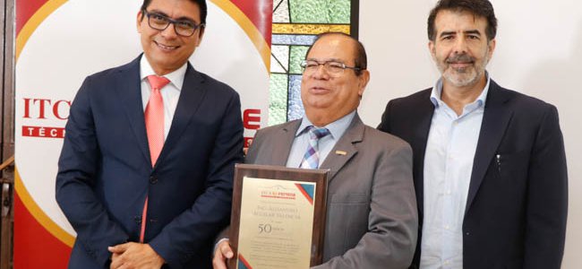 EL ING ALEJANDRO AGUILAR RECIBIo HOMENAJE POR 50 AnOS DE LABOR EN ITCA (2)