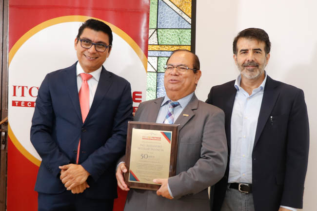 EL ING. ALEJANDRO AGUILAR RECIBIÓ HOMENAJE POR 50 AÑOS DE LABOR EN ITCA