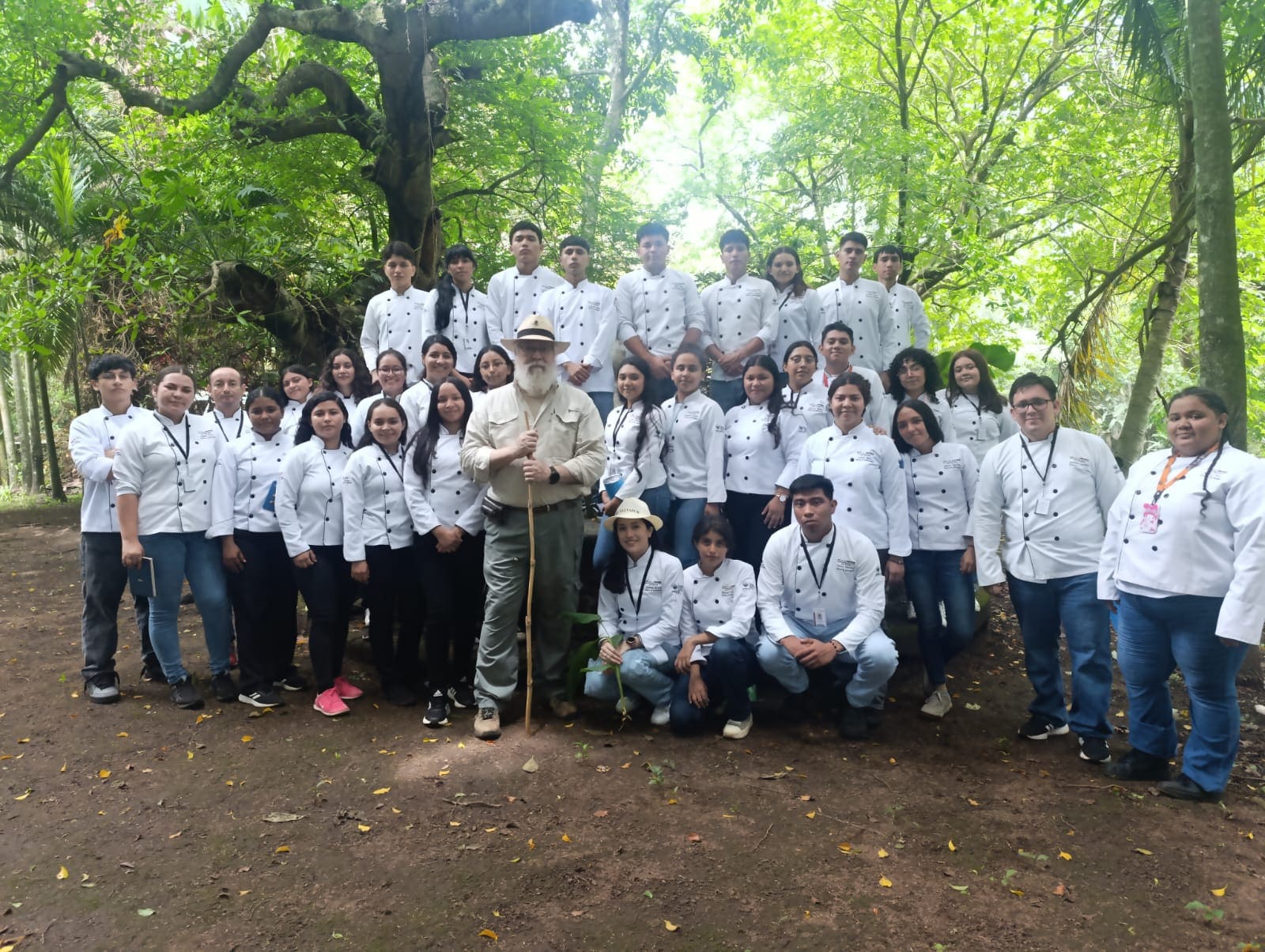 ESTUDIANTES DE GASTRONOMÍA DESCUBREN LOS SECRETOS DEL CACAO EN LA FINCA CUYANCUA