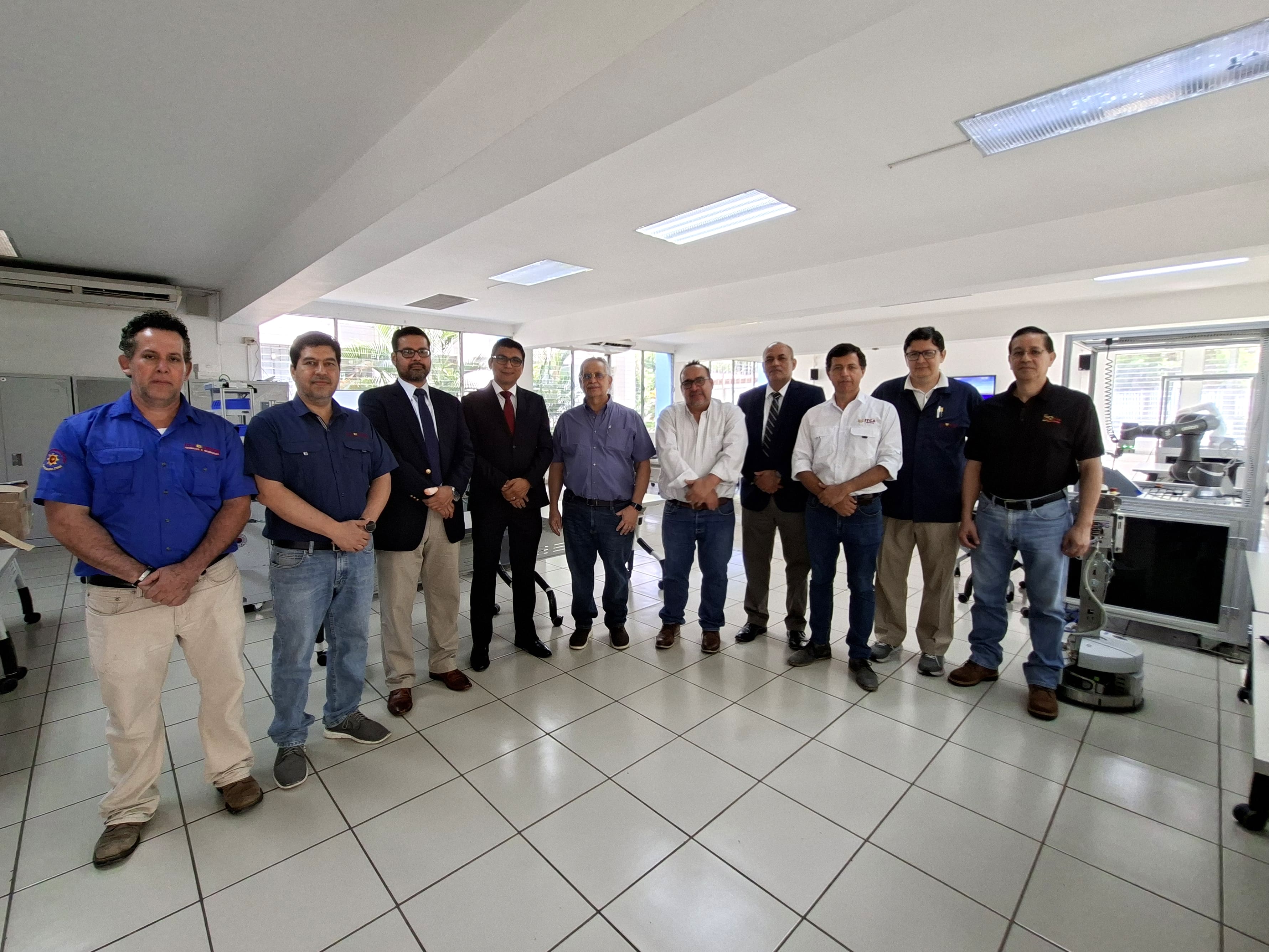 VISITA DE REPRESENTANTES DE FERRETERÍA FREUND A NUESTRO CAMPUS