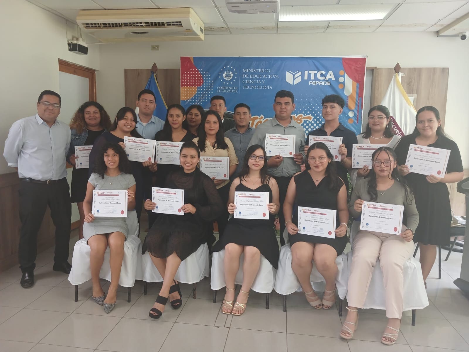 ITCA ZACATECOLUCA ENTREGA DIPLOMAS A 45 ESTUDIANTES EN PROGRAMAS DE FORMACIÓN COMPLEMENTARIA