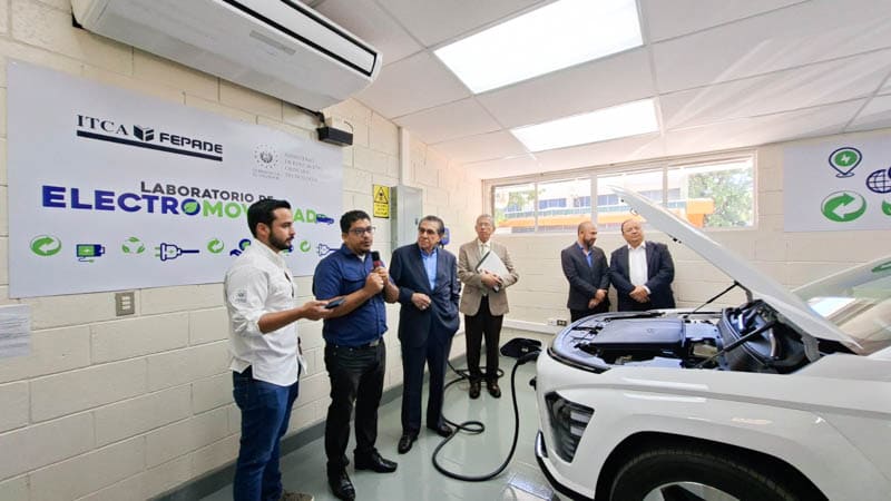 EL MINISTERIO DE EDUCACIÓN, CIENCIA Y TECNOLOGÍA ENTREGÓ UN VEHÍCULO HÍBRIDO Y EQUIPO DE ÚLTIMA GENERACIÓN A ITCA-FEPADE, FORTALECIENDO LA FORMACIÓN PRÁCTICA DE LA CARRERA TÉCNICA EN MECÁNICA Y ELECTROMOVILIDAD AUTOMOTRIZ