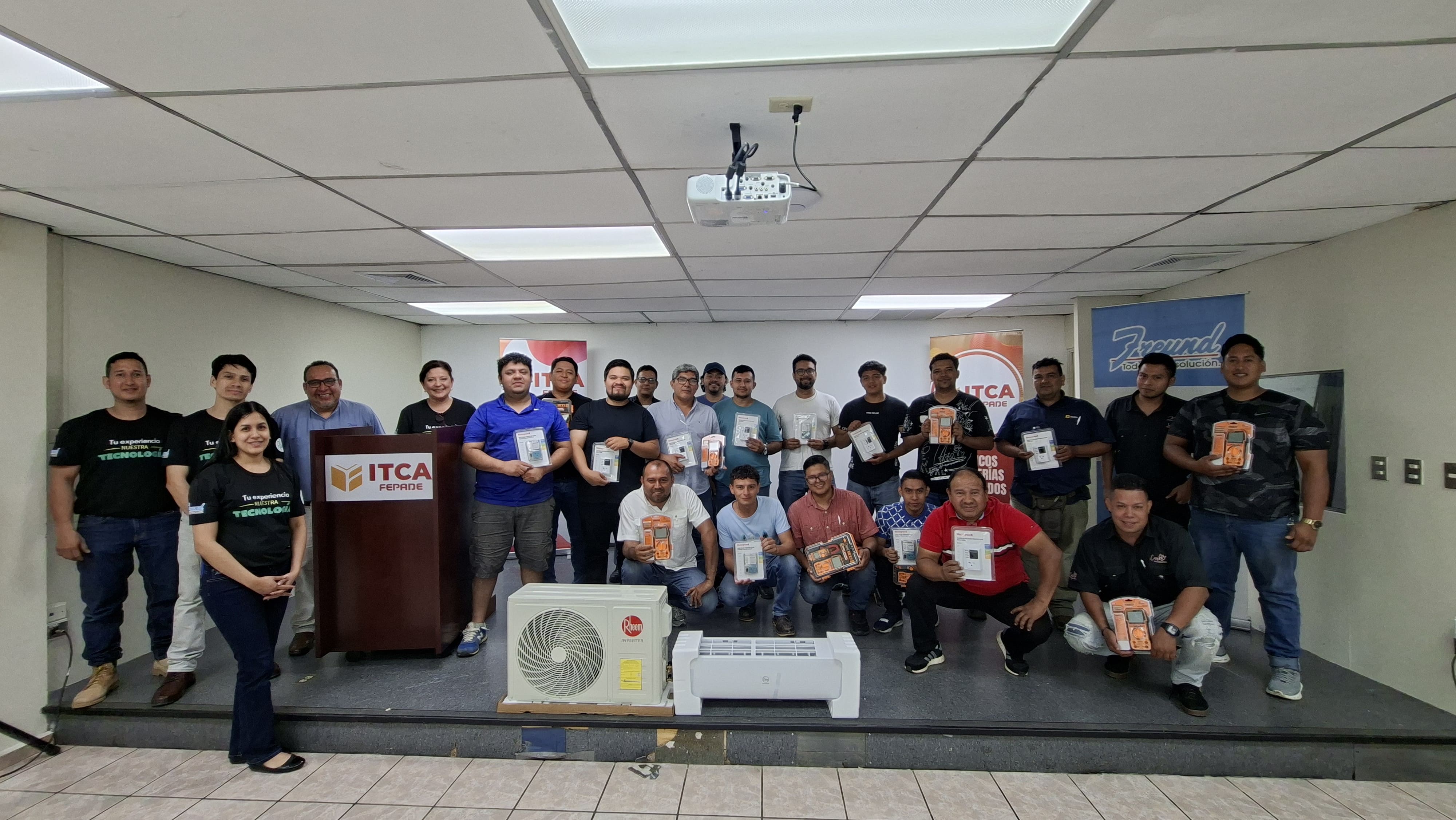 FREUND Y RHEEM CAPACITAN A PARTICIPANTES DEL CURSO DE AIRE ACONDICIONADO