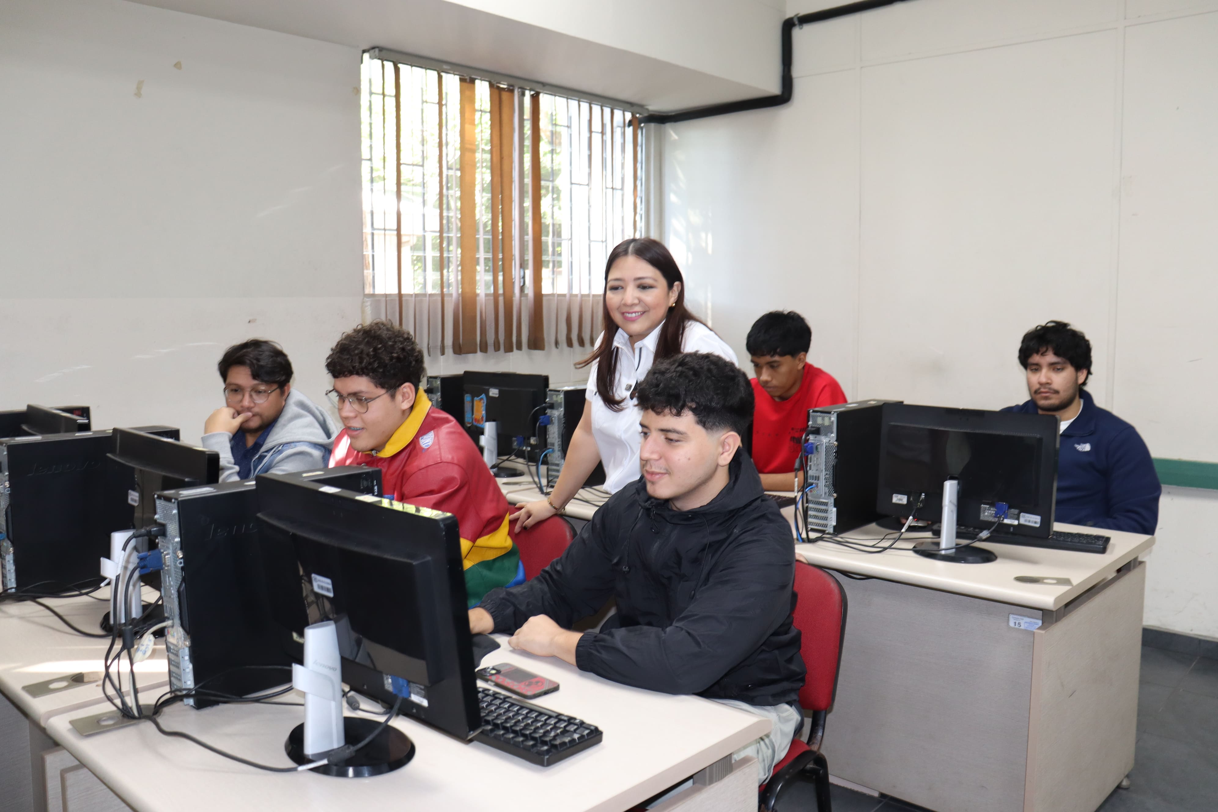 LA CONSTANCIA Y FUNDEMAS FORTALECEN LA EDUCACIÓN TÉCNICA CON DONACIÓN DE EQUIPOS TECNOLÓGICOS