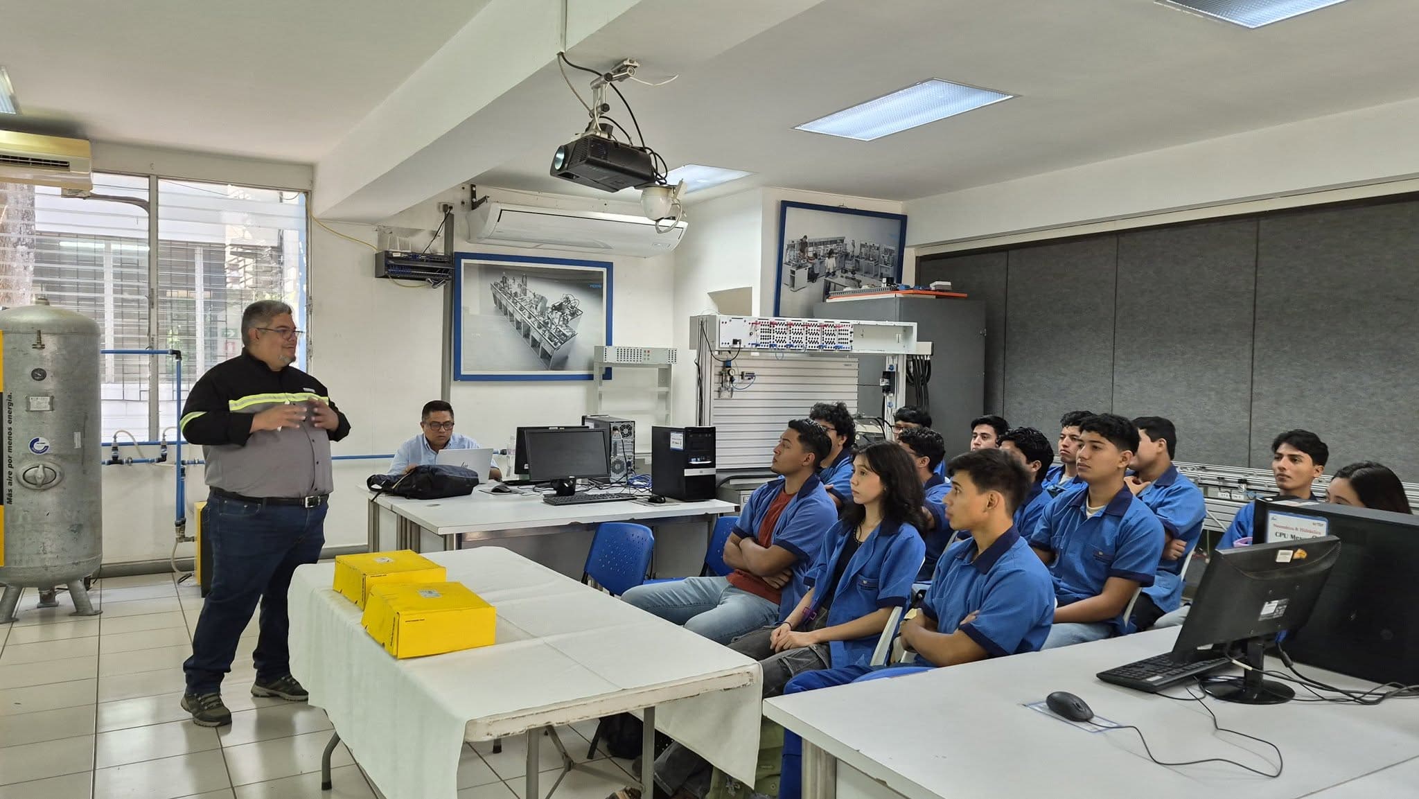 CELEBRAMOS UN PASO IMPORTANTE EN EL CAMINO DE NUESTROS FUTUROS TÉCNICOS MECATRÓNICOS Y MANTENIMIENTO INDUSTRIAL