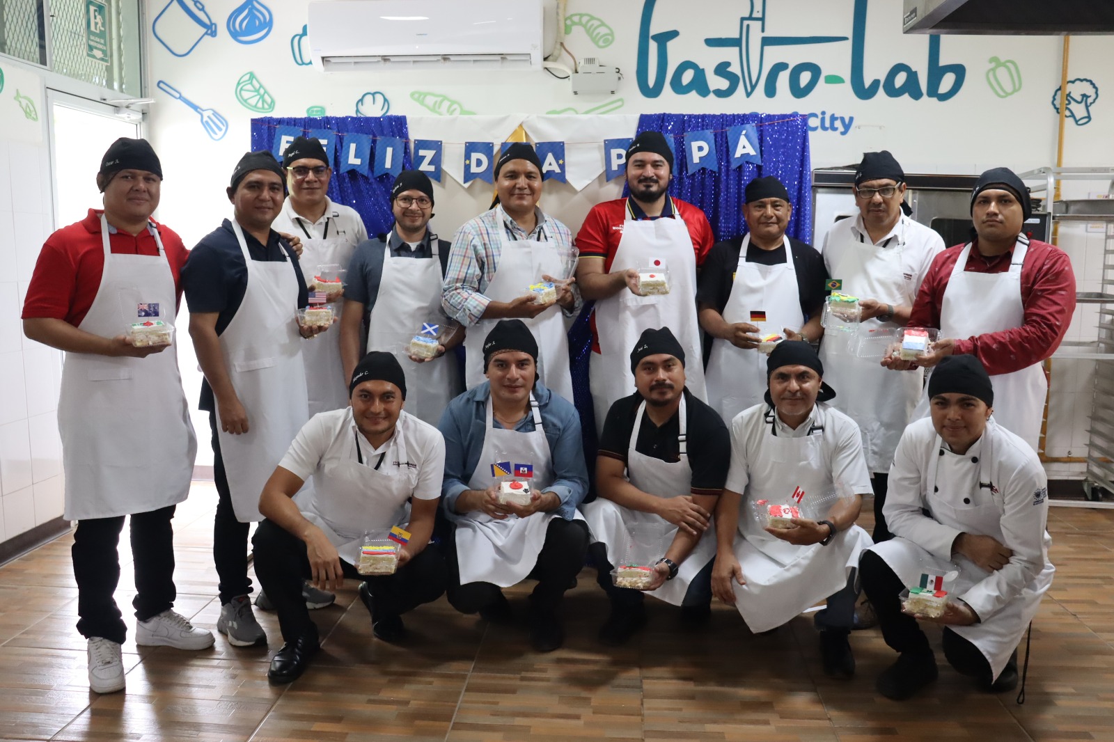 PADRES ITCA EN ACCIÓN EN EL TALLER DE DECORACIÓN DE PASTELES MUNDIALISTAS