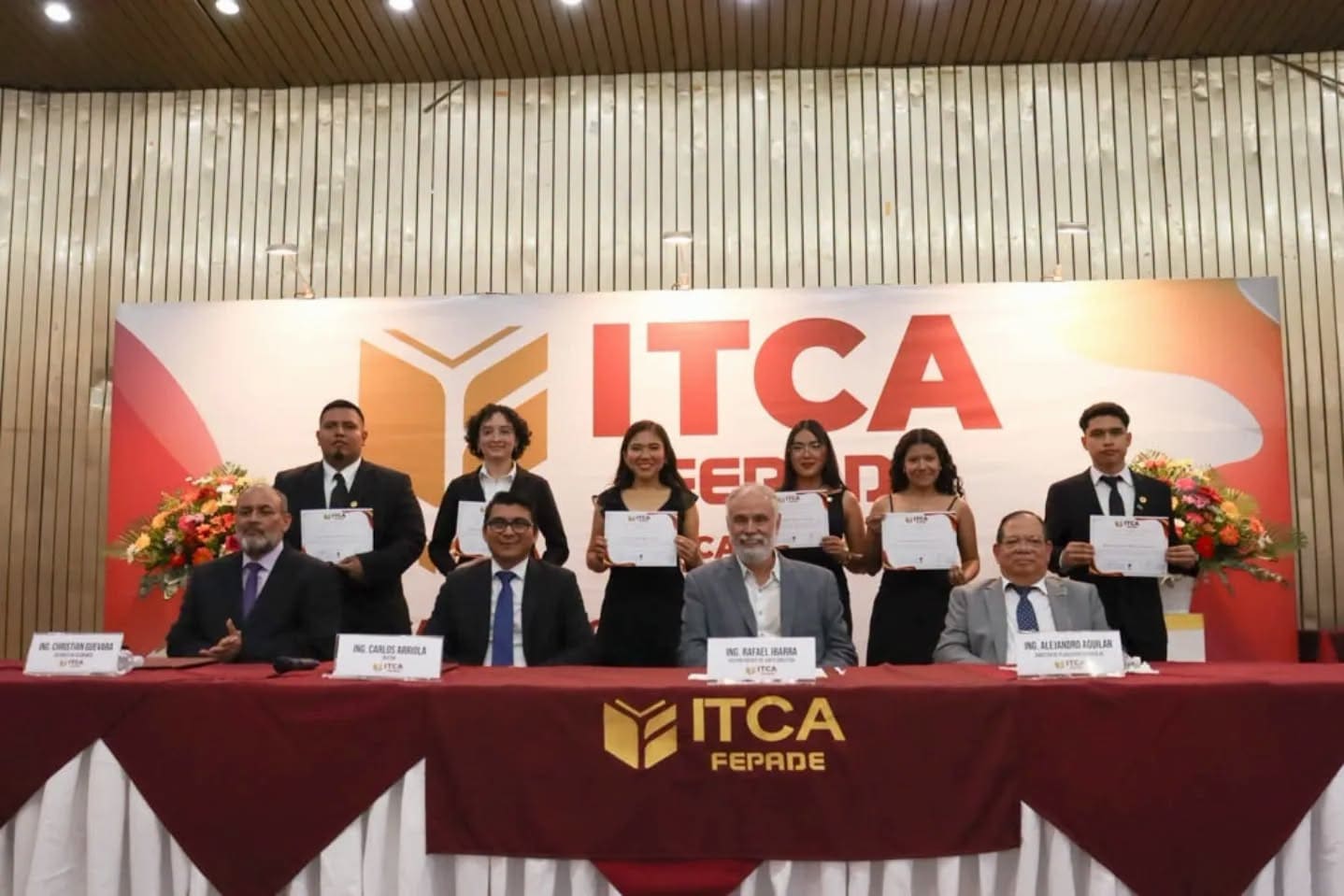 EN UNA DOBLE JORNADA DE GRADUACIÓN, ITCA ENTREGA 833 NUEVOS PROFESIONALES AL PAÍS Y LANZA OFICIALMENTE EL PLAN PILOTO DE EMISIÓN DEL GEMELO DIGITAL DEL TÍTULO