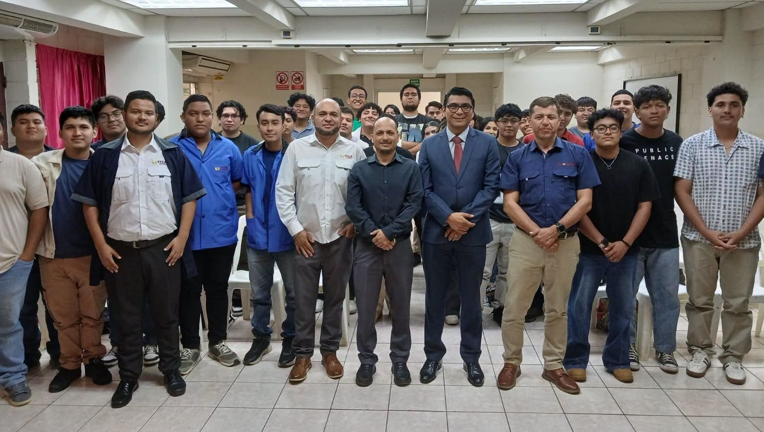 NUESTRO RECTOR INSPIRA A ESTUDIANTES DEL CAMPUS SANTA ANA CON “LOS 5 IMPULSORES DEL ÉXITO”